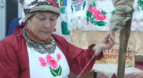 Керәшен-Сәрдәсеннән Елена Дементьева йон эрләүне үз әбисеннән өйрәнгән (видео)
