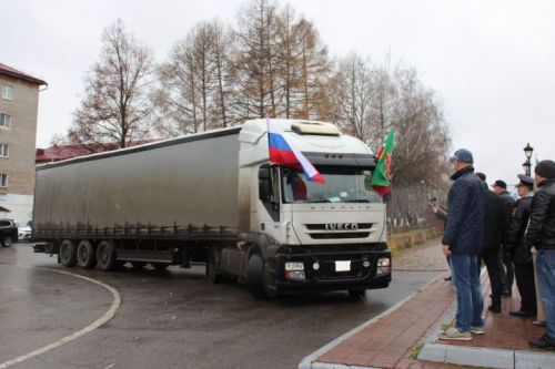 Зәйдән гуманитар ярдәмне район башлыгы урынбасары Петр Уразайкин һәм эшмәкәр Данияр Хәсәнов озата китте