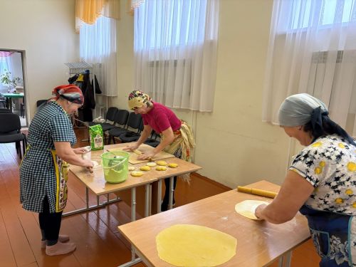 Сәйтәк авылы волонтерлары хәрби егетләргә токмач кисте