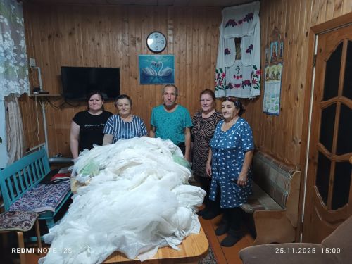 Колбагыштагы карендәшләр маскировка челтәре өчен тасмалар әзерли