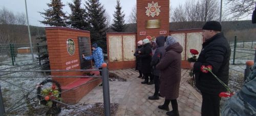 Дүсмәттә геройларны искә алганнар