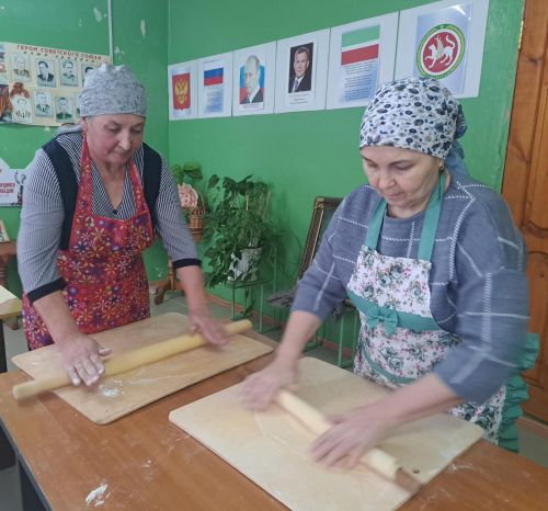 Хәрби операциядәгеләргә ярдәм: Иванай авылы клубында токмач кистеләр