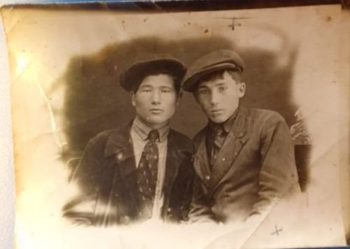 Әлбәдәннән Александр Козлов сугыш юллары аша узган әтисе белән дәдәсе турындагы истәлекләрне саклый