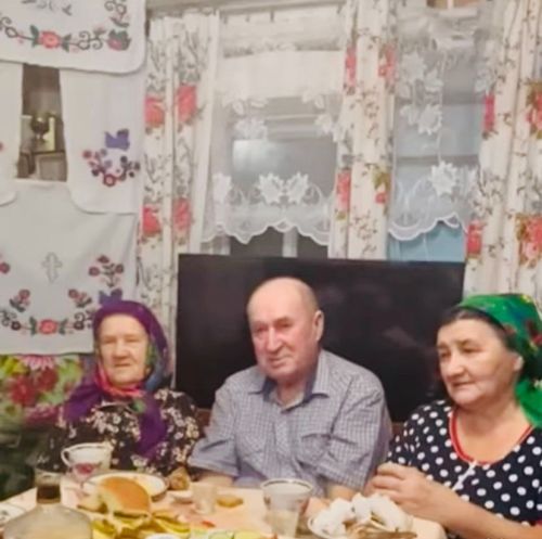ВИДЕО: Колбагыштан Воробьевлар белән Мария Демидовада табын җыруы башкара
