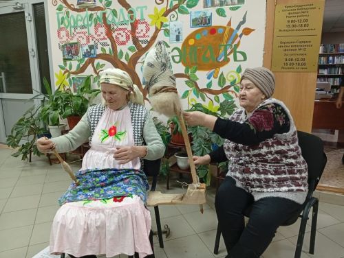 Керәшен Сәрдәсе түтиләре кич утырып чигү чигә, йон эрли, оекбаш бәйли