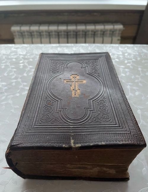 Элгәредән калган гаилә мирасы: Библия китабы, эш кораллары, дулкын кырлы ипи калае