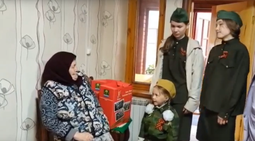 ВИДЕО: Дүсмәт авылында Бөек Җиңүнең 80 еллыгы уңаеннан ветераннарны, СВОдагы егетләрнең әниләрен котлыйлар