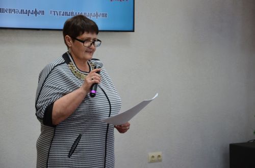 Лидия Пасыева әдәби марафонда «Туганайлар»да басылган Луиза Янсуарның романын укый