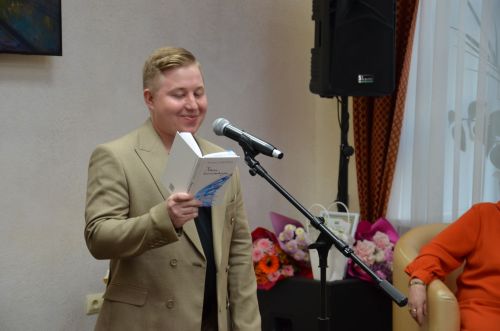 ВИДЕО: юмор остасы Дмитрий Баранов Зинаида Захарованың шигырен сөйли