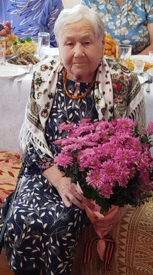 90 яшен тутырган Александра Димитриева мул тормышка шатланып, илләребезнең имин булуын теләп яши