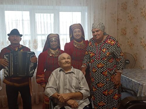 Иске Зәйдә махсус хәрби операциядә катнашкан геройның әти-әнисе янына барганнар