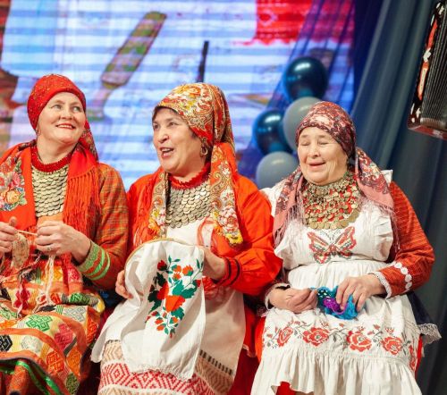 Дәмәкләр: «Алда Питер», «Апый Микулае»