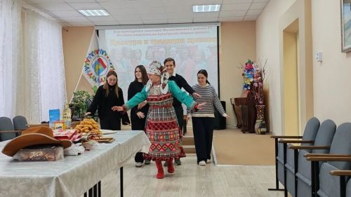Светлана Упаева керәшеннәрнең йола-гадәтләре,  мәдәнияте турында сөйләде