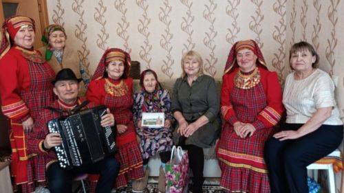 Якты күлдән Мария Зотова унике яшеннән ул туган авылы колхозында эшли башлаган