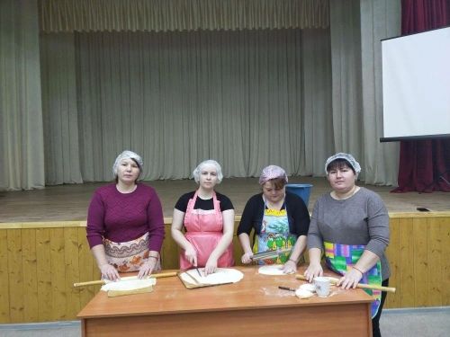 Сәвәләй мәдәният йортында махсус хәрби операциядәге егетләребез өчен ярдәм әзерлиләр