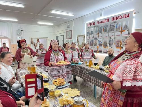 Комаровкада туристлар керәшеннәрнең үзенчәлекле мирасы, туй йолалары белән танышканнар