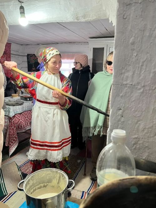 Комаровкада туристлар керәшеннәрнең үзенчәлекле мирасы, туй йолалары белән танышканнар