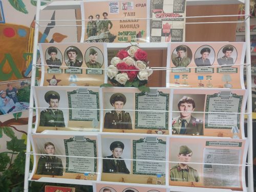 Керәшен Сәрдәсе мәдәният йортында «Таш кыялар илендә» дип исемләнгән күргәзмә эшли