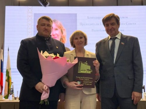 Хуҗа Хәсән мәктәбе укытучысы Людмила Краснова Рәхмәт хаты белән бүләкләнде