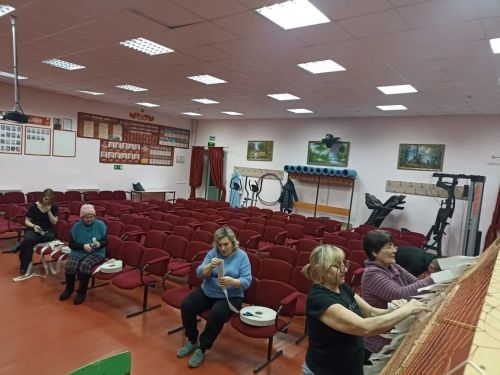 «Һәр тасмада – өмет һәм теләк»: Ленино авылында маскировка челтәрләре үрү эше дәвам итә