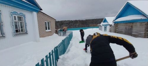 Яңа Усы мәктәбе укучылары өлкәннәргә ярдәм итә
