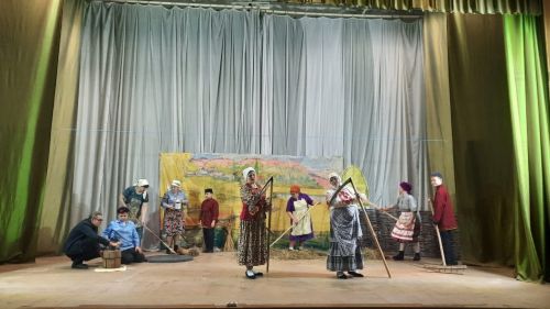 Сарсаз-Баграж авылының үзэшчән театры спектакль күрсәтте