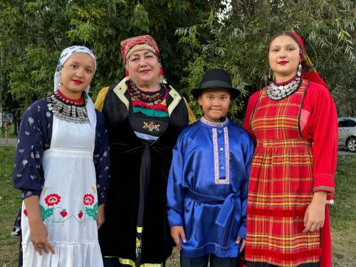 Түбән Камадан Галина Буланова оныкларына йола-гадәтләребезне өйрәтә