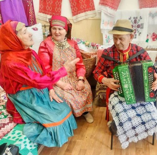 Сандык – кичәнең төп «герое»: Чистайда әбиләр сандыгында сакланган мирас белән таныштылар