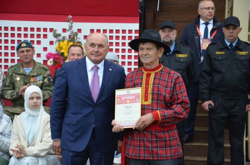 Питрауда ансамбльләр 500әр меңлек сертификат белән бүләкләнде