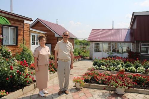 Бишсубашында яшәүче Черновларның ихаталары гөл-чәчәкләргә күмелгән