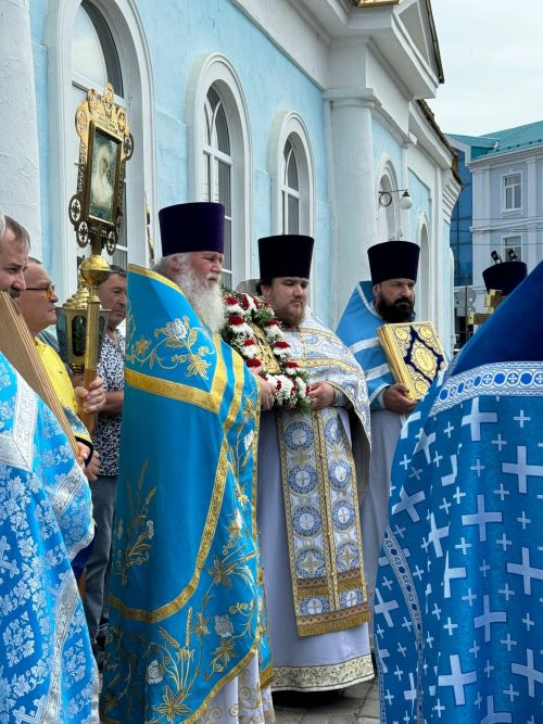 Тихвин чиркәвендә бәйрәм Литургиясе узды