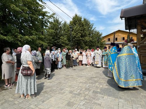 Тихвин чиркәвендә бәйрәм Литургиясе узды