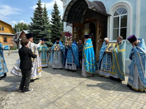 Тихвин чиркәвендә бәйрәм Литургиясе узды