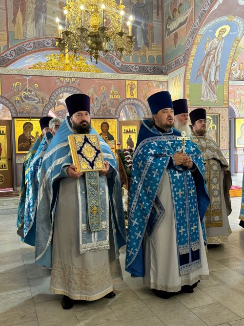 Тихвин чиркәвендә бәйрәм Литургиясе узды
