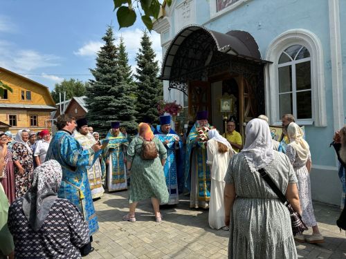 Тихвин чиркәвендә бәйрәм Литургиясе узды