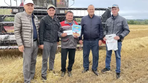 Дорга авылының уңган комбайнчыларына вымпеллар тапшырылды