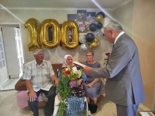 Якты Күлдә яшәүче Анна түтине 100 яшьлеге белән котладылар