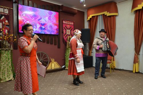 Җәкәү йортындагы «Покрау утырмасы»нда «Җиңгәчәйләр» ансамбле