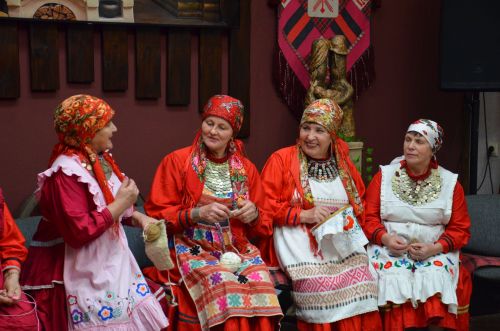 Җәкәү йортындагы «Покрау утырмасы»нда «Җиңгәчәйләр» ансамбле