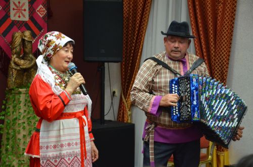 Җәкәү йортындагы «Покрау утырмасы»нда «Җиңгәчәйләр» ансамбле