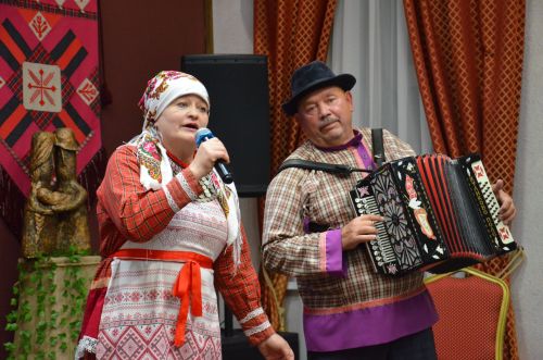 Җәкәү йортындагы «Покрау утырмасы»нда «Җиңгәчәйләр» ансамбле