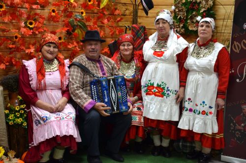 Җәкәү йортындагы «Покрау утырмасы»нда «Җиңгәчәйләр» ансамбле
