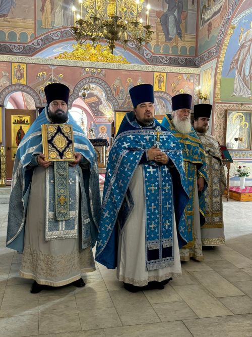 Тихвин чиркәвендә бәйрәм Литургиясе узды