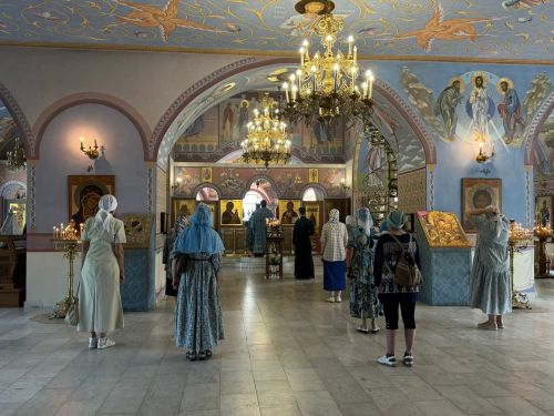 Тихвин чиркәвендә бәйрәм Литургиясе узды