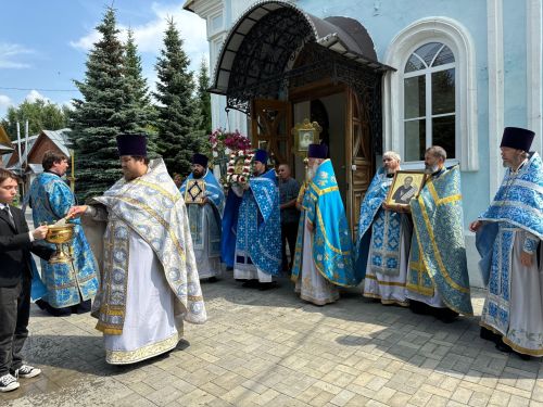 Тихвин чиркәвендә бәйрәм Литургиясе узды