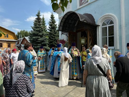 Тихвин чиркәвендә бәйрәм Литургиясе узды