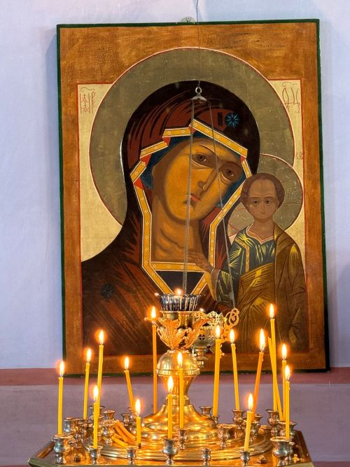 Тихвин чиркәвендә бәйрәм Литургиясе узды