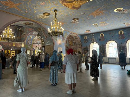 Тихвин чиркәвендә бәйрәм Литургиясе узды