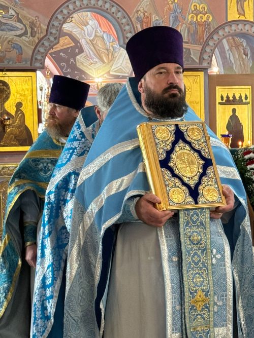 Тихвин чиркәвендә бәйрәм Литургиясе узды