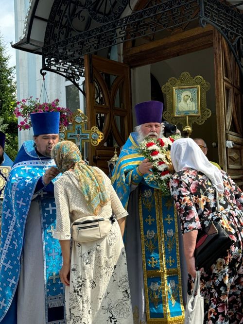 Тихвин чиркәвендә бәйрәм Литургиясе узды